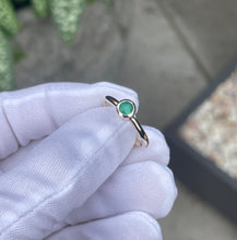 Load image into Gallery viewer, Emerald Rubover Solitare // 9k Gold