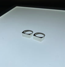 Load image into Gallery viewer, Flat Rectangular Topped Ring