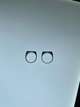 Load image into Gallery viewer, Flat Rectangular Topped Ring