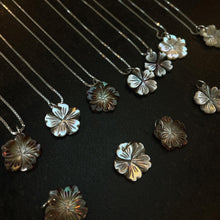 Load image into Gallery viewer, Mother Of Pearl flower necklace
