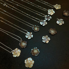 Load image into Gallery viewer, Mother Of Pearl flower necklace
