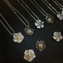 Load image into Gallery viewer, Mother Of Pearl flower necklace
